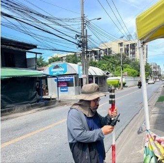 ช่างรังวัดริมถนนย่านพหลโยธิน